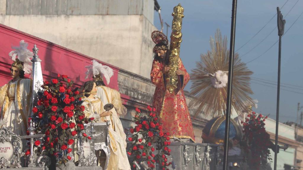 Figuras de ángeles y querubines adornan el anda de Jesús Nazareno de la Paz | Álex Meoño