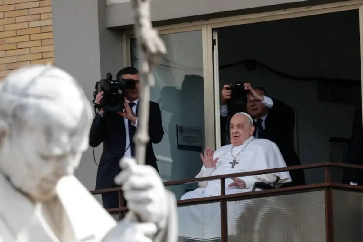 El papa reaparece tras 38 días y saluda desde el hospital antes de regresar al Vaticano., EFE.