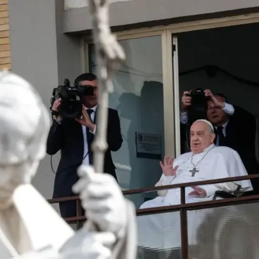 El papa reaparece tras 38 días y saluda desde el hospital antes de regresar al Vaticano. ,EFE.