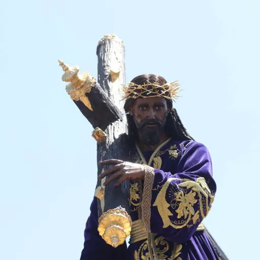 Fieles cargadores expresaron agradecimiento a Dios por la oportunidad de llevar en hombros a Jesús Nazareno de la Buena Muerte. ,Álex Meoño.