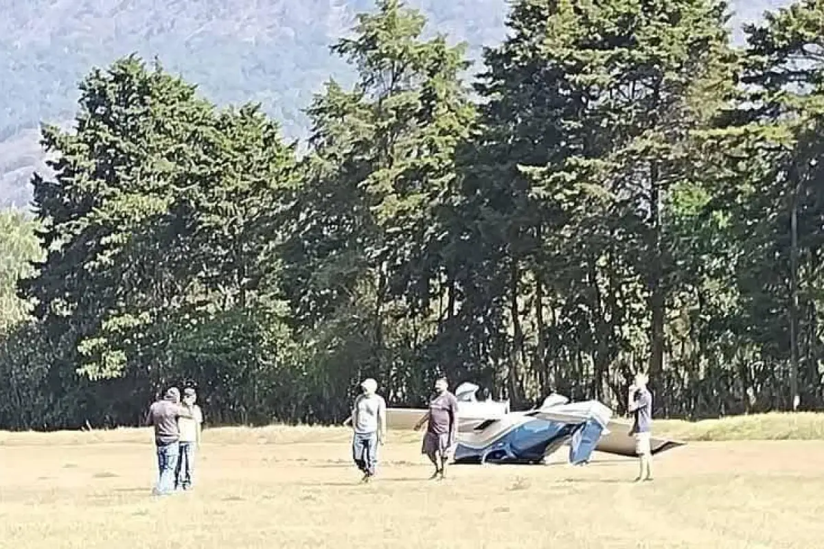 Medios locales compartieron imágenes de la aeronave que cayó a tierra., Redes sociales.