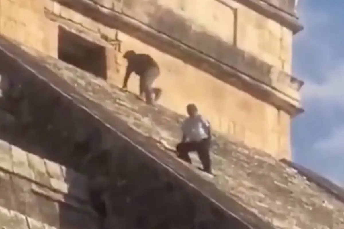 Turista alemán sube ilegalmente a la pirámide de Chichén Itzá. , Captura de pantalla video X.