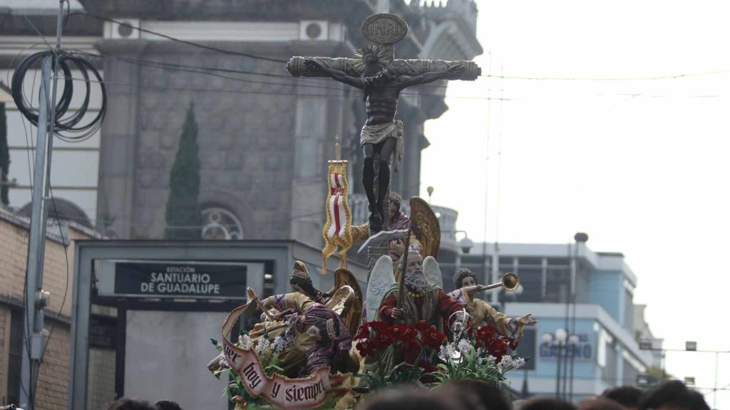 Fieles veneran a la Consagrada Imagen del Santo Cristo de Esquipulas.(4) | Álex Meoño.