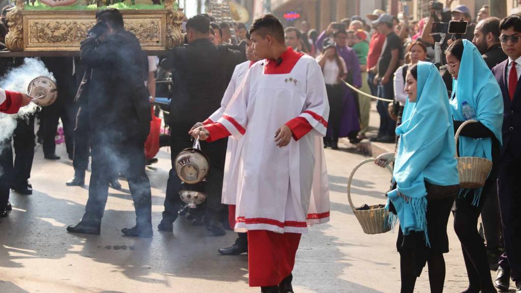 Fieles veneran a la Consagrada Imagen del Santo Cristo de Esquipulas. | 