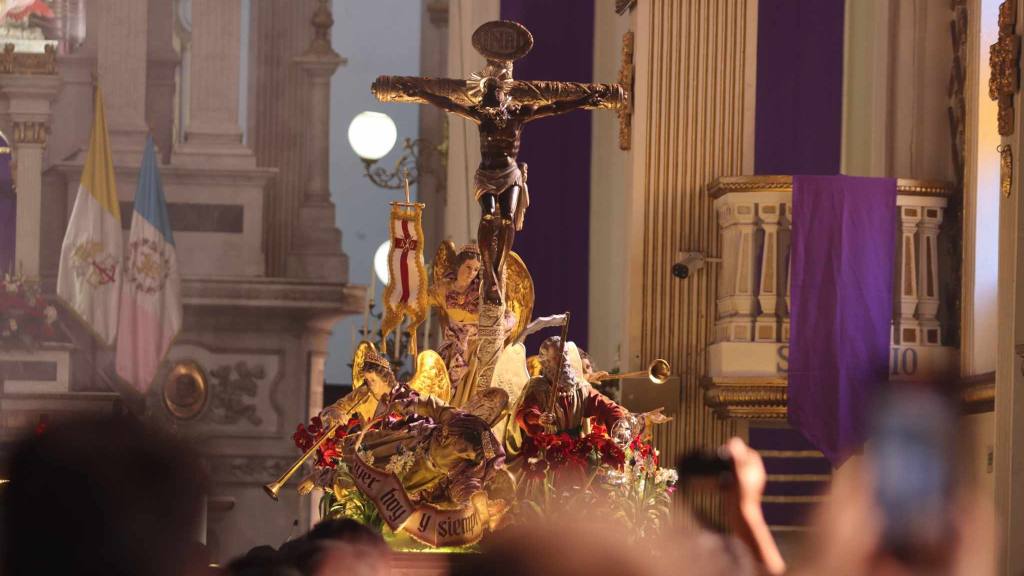 Fieles veneran a la Consagrada Imagen del Santo Cristo de Esquipulas. | 