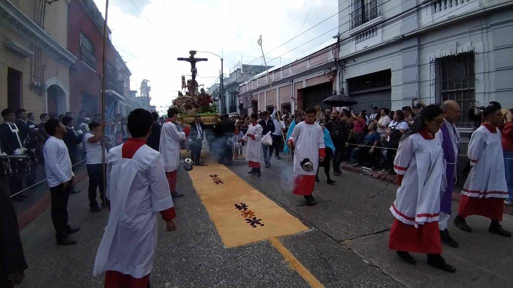 Fieles veneran a la Consagrada Imagen del Santo Cristo de Esquipulas. | Álex Meoño.