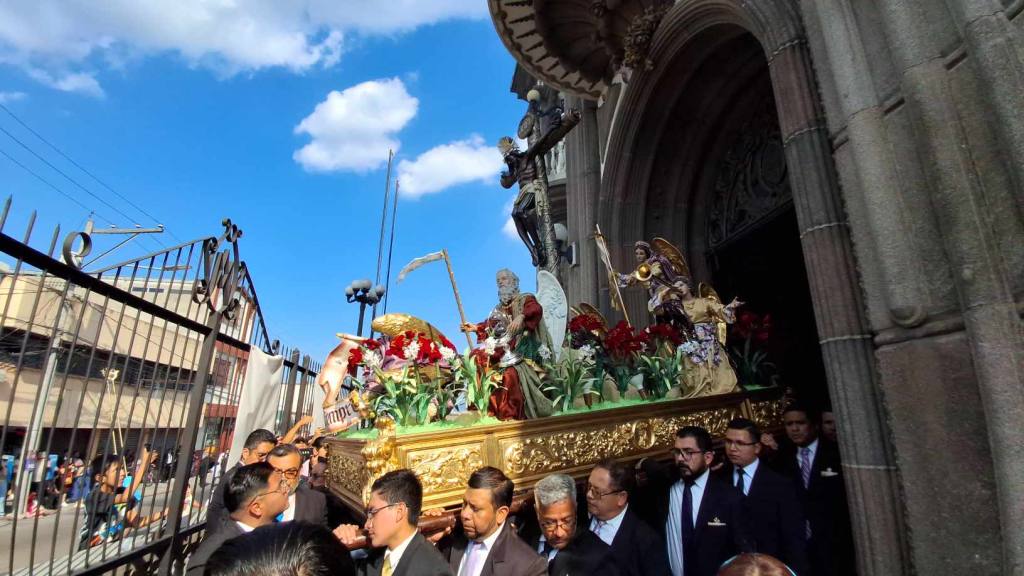 Fieles veneran a la Consagrada Imagen del Santo Cristo de Esquipulas. | Álex Meoño.