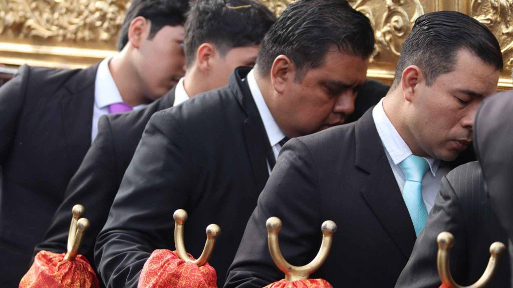 Fieles veneran a la Consagrada Imagen del Santo Cristo de Esquipulas. | 