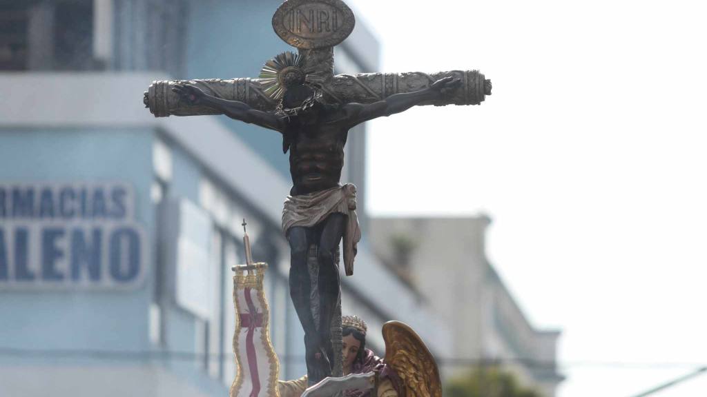 Fieles veneran a la Consagrada Imagen del Santo Cristo de Esquipulas. | 