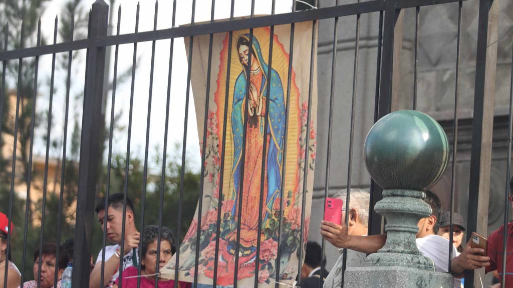 Fieles veneran a la Consagrada Imagen del Santo Cristo de Esquipulas. | 