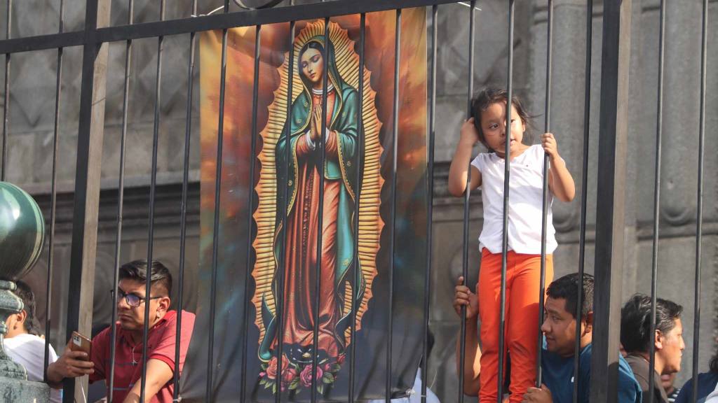 Fieles veneran a la Consagrada Imagen del Santo Cristo de Esquipulas. | 