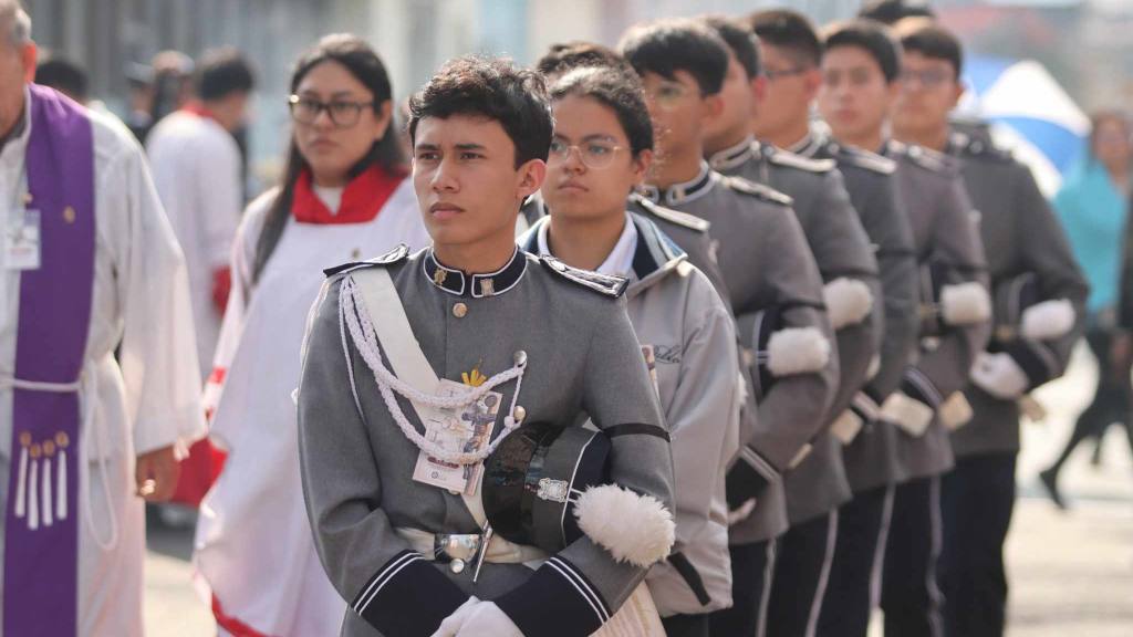 Fieles veneran a la Consagrada Imagen del Santo Cristo de Esquipulas. | 