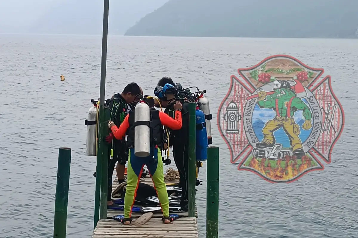 Hombres Rana de Bomberos Voluntarios de San Lucas Tolimán hicieron el rescate del cuerpo., Bomberos Voluntarios.