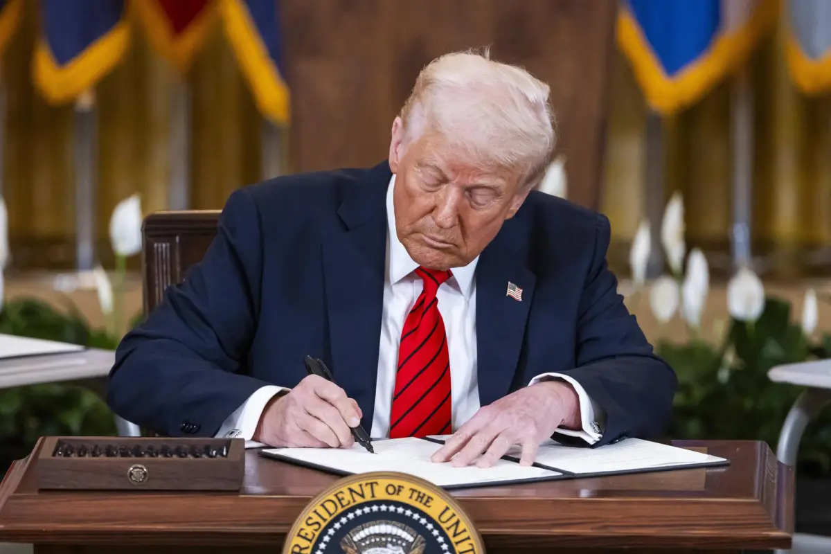 Donald Trump firma órdenes ejecutivas, EFE