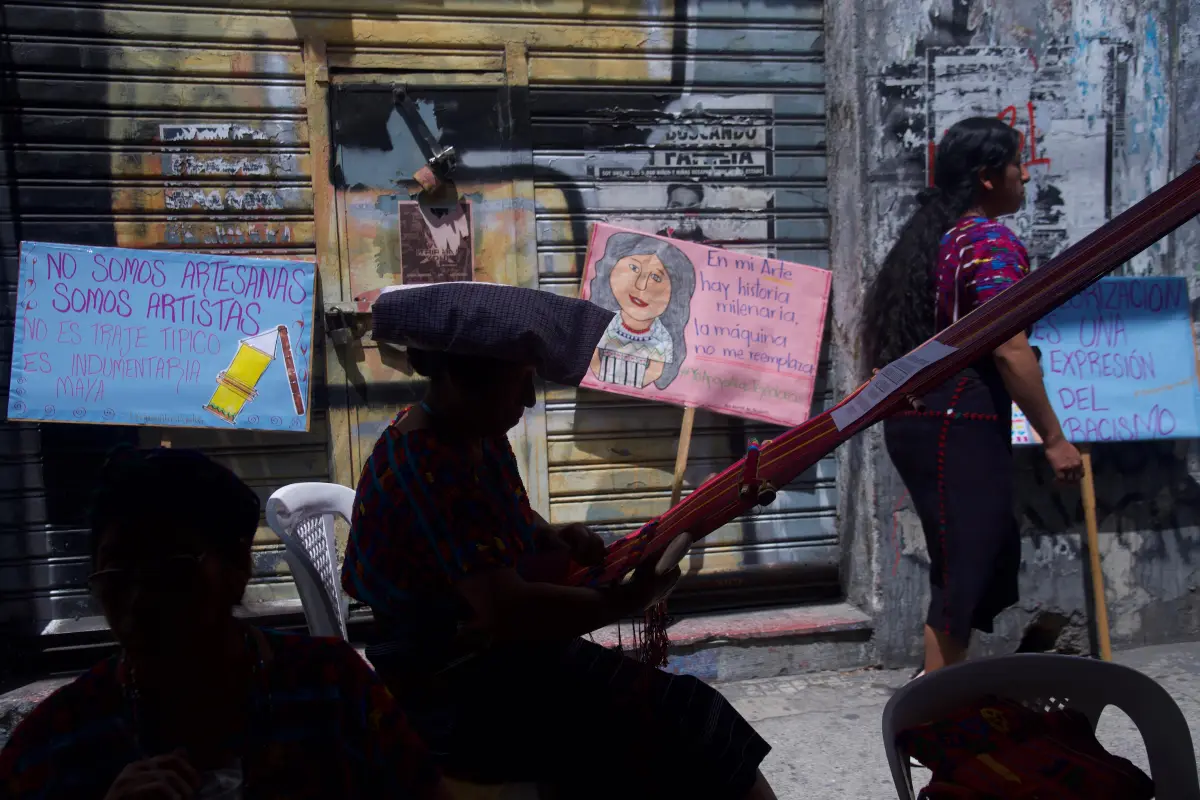 Manifestación de mujeres tejedoras frente al Congreso