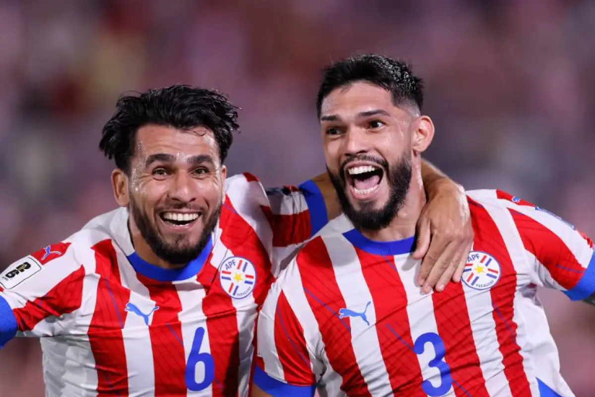 Jugadores de Paraguay celebran gol ante Chile 