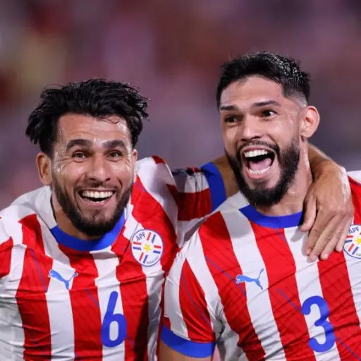 Jugadores de Paraguay celebran gol ante Chile 