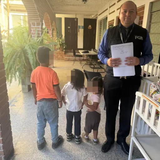 Rescatan a niños que permanecían en la calle con su padre ebrio en Baja Verapaz