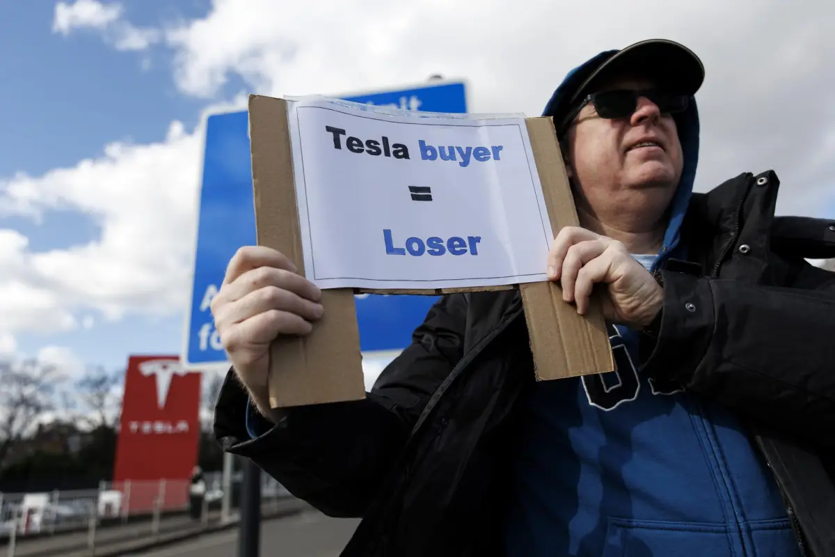 Los manifestantes se reúnen afuera de un concesionario de Tesla para protestar por el actual papel del empresario Elon Musk en la administración del presidente estadounidense, Donald Trump, en una fotografía de archivo del 15 de marzo de 2025,  EFE/TOLGA AKMEN
