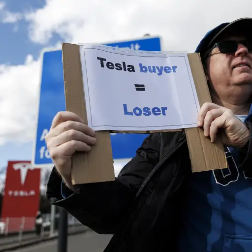 Los manifestantes se reúnen afuera de un concesionario de Tesla para protestar por el actual papel del empresario Elon Musk en la administración del presidente estadounidense, Donald Trump, en una fotografía de archivo del 15 de marzo de 2025 , EFE/TOLGA AKMEN