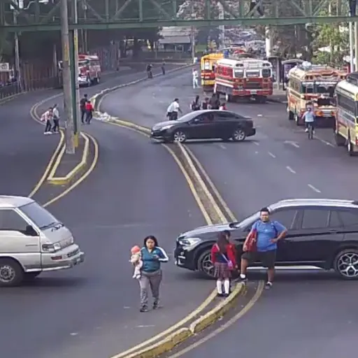 Manifestantes bloquean la vía exclusiva de El Trébol