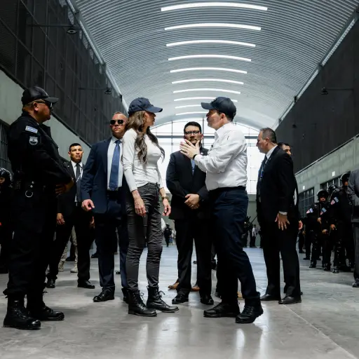 Fotografía cedida el pasado 26 de marzo por el Gobierno de El Salvador en la que se registró a la secretaria de Seguridad Nacional de Estados Unidos, Kristi Noem (c-i), al recorrer el Centro de Confinamiento del Terrorismo (CECOT), en Tecoluca (El Salva , EFE/Gobierno de El Salvador