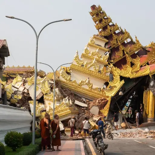 Un grupo de personas fue registrado este sábado al observar la colapsada pagoda Maha Myat Muni, tras el terremoto de magnitud 7,7 que sacudió la víspera a Birmania, en la ciudad de Mandalay , EFE/Stringer