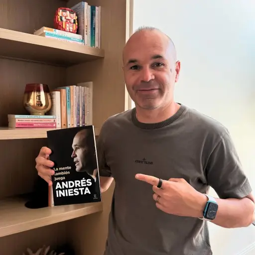 Andrés Iniesta anuncia el lanzamiento de su libro - instagram @andresiniesta8