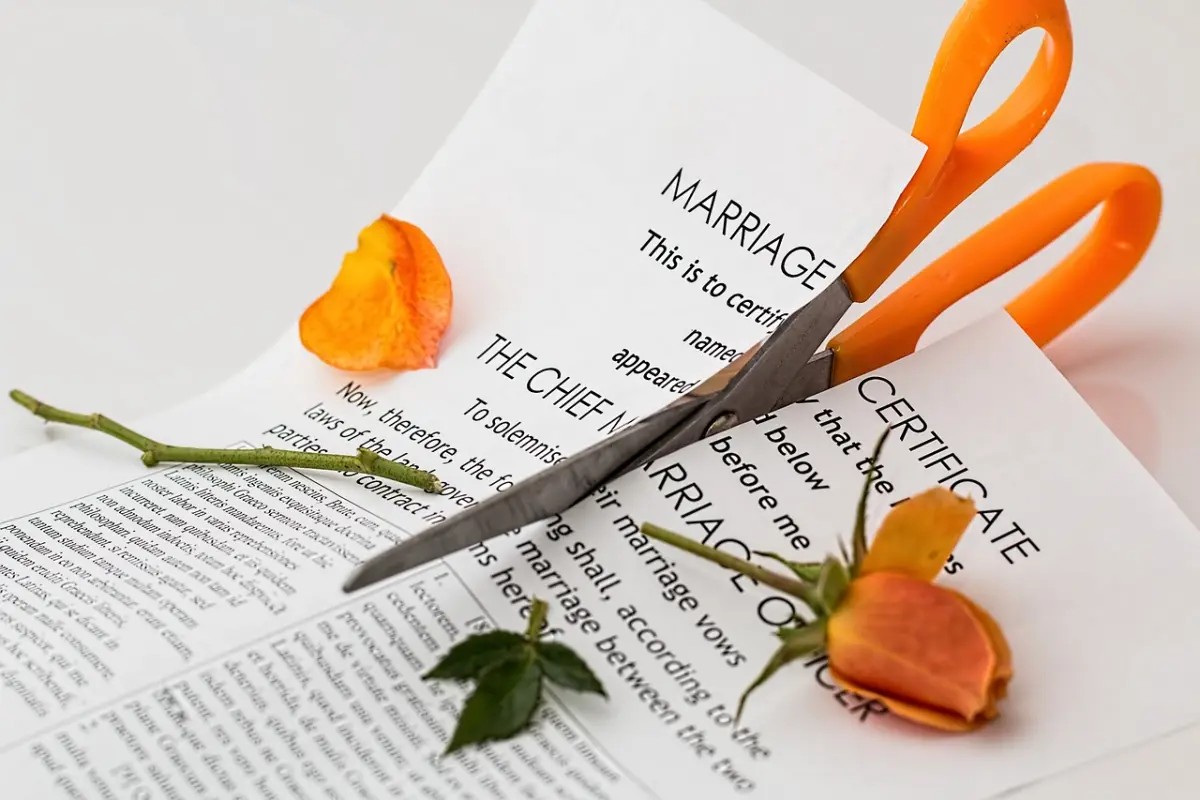 divorcio, separación, ruptura del matrimonio, separar, argumento, relación, conflicto, incumplimiento de contrato, pelea, problema, disgustado, infeliz, triste, falla, confianza rota, desconsolado, pensión alimenticia, orientación matrimonial, asesora, Pixabay