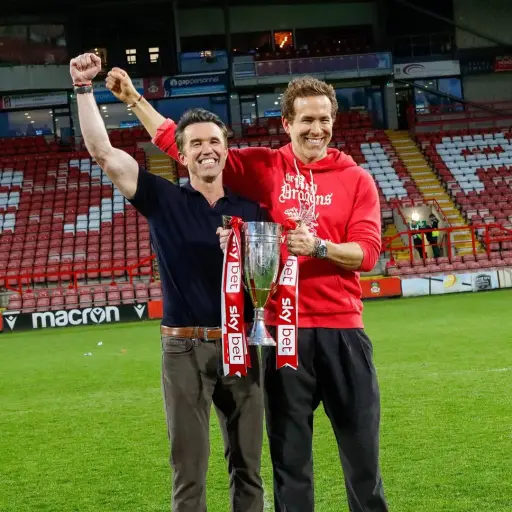 Los actores Ryan Reynolds y Rob McElhenney celebran el ascenso del Wrexham a la EFL Championship - instagram @wrexham_afc