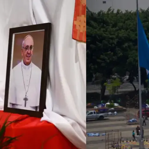 La bandera de Guatemala, a media asta por el luto tras la muerte del Papa Francisco. ,