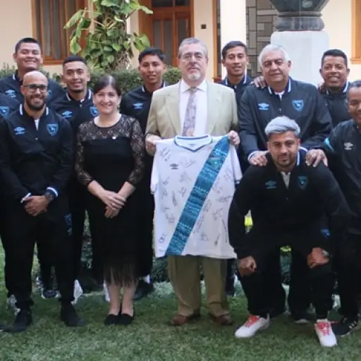 Selección de Guatemala de futplaya posa junto al presidente de Guatemala, Bernardo Arévalo