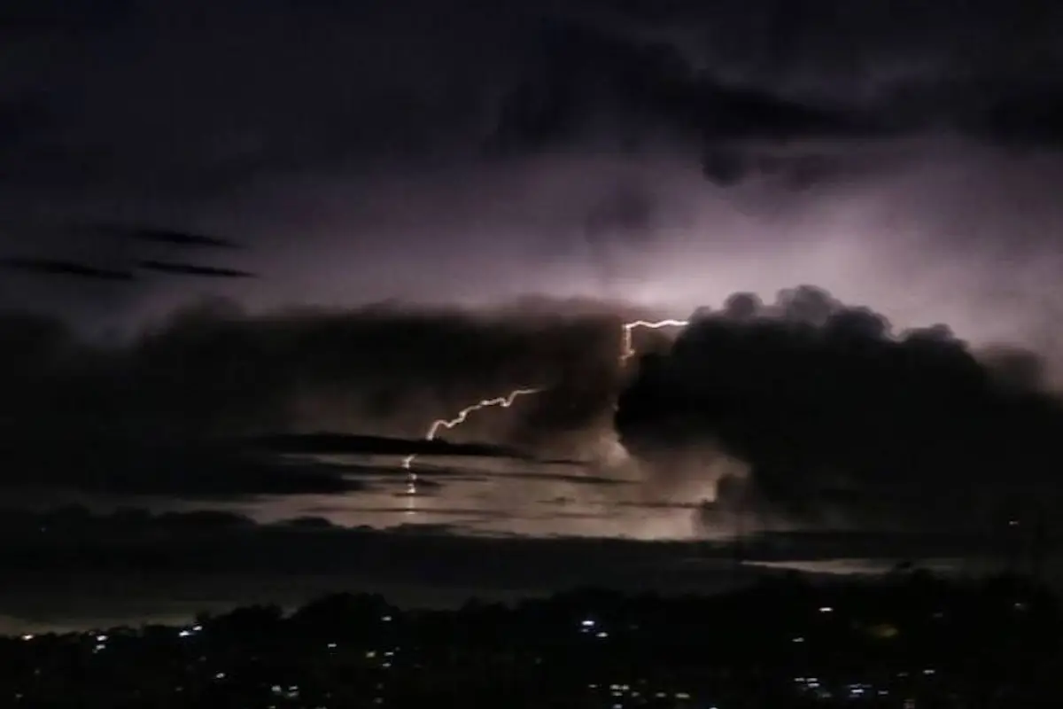 Momento exacto en que rayo cae sobre estudiantes., Redes sociales.