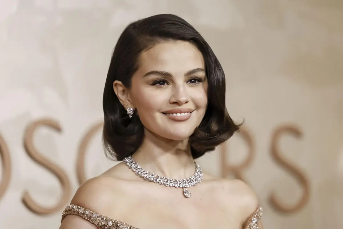 Selena Gomez llega a la alfombra roja durante la 97, ª edición de los Premios Óscar en el Dolby Theatre de Los Ángeles, California, EE
