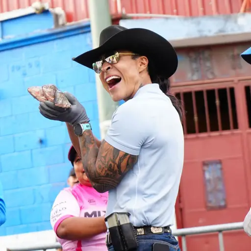 Neto Bran regala pescado a vecinos ,X