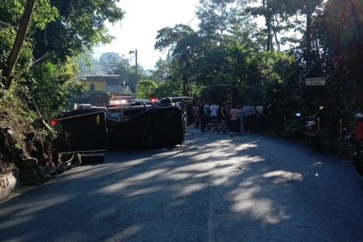 Aparatoso accidente en San Marcos, Bomberos Municipales Departamentales