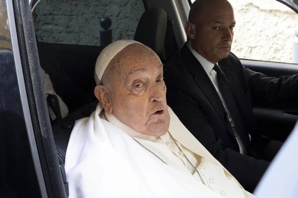 El Papa Francisco sale de la prisión de Regina Coeli en Roma, Italia, 17 de abril de 2025,  El Papa estuvo en la prisión romana el Jueves Santo de 2018