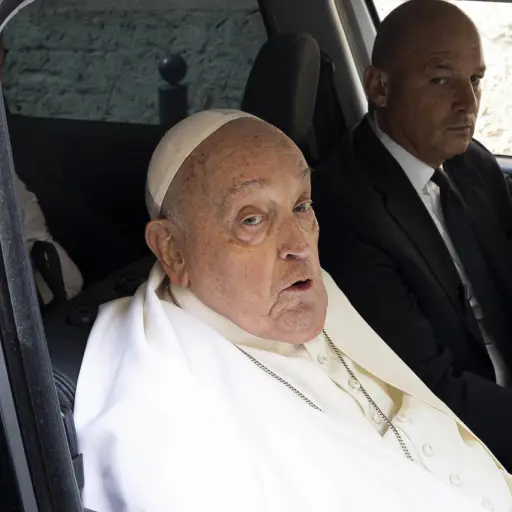 El Papa Francisco sale de la prisión de Regina Coeli en Roma, Italia, 17 de abril de 2025 , El Papa estuvo en la prisión romana el Jueves Santo de 2018