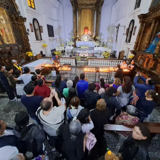 Los feligreses acuden a los templos la noche de este Jueves Santo.  ,Foto Omar Solís