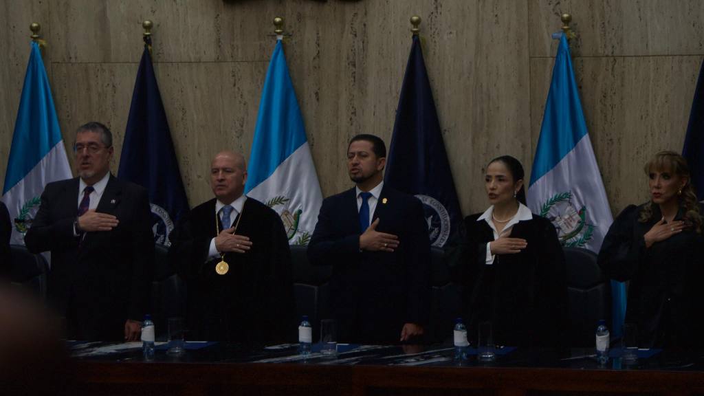 Las autoridades de diferentes organismos del Estado formaron parte de la mesa principal de la ceremonia. | Omar Solís, Emisoras Unidas