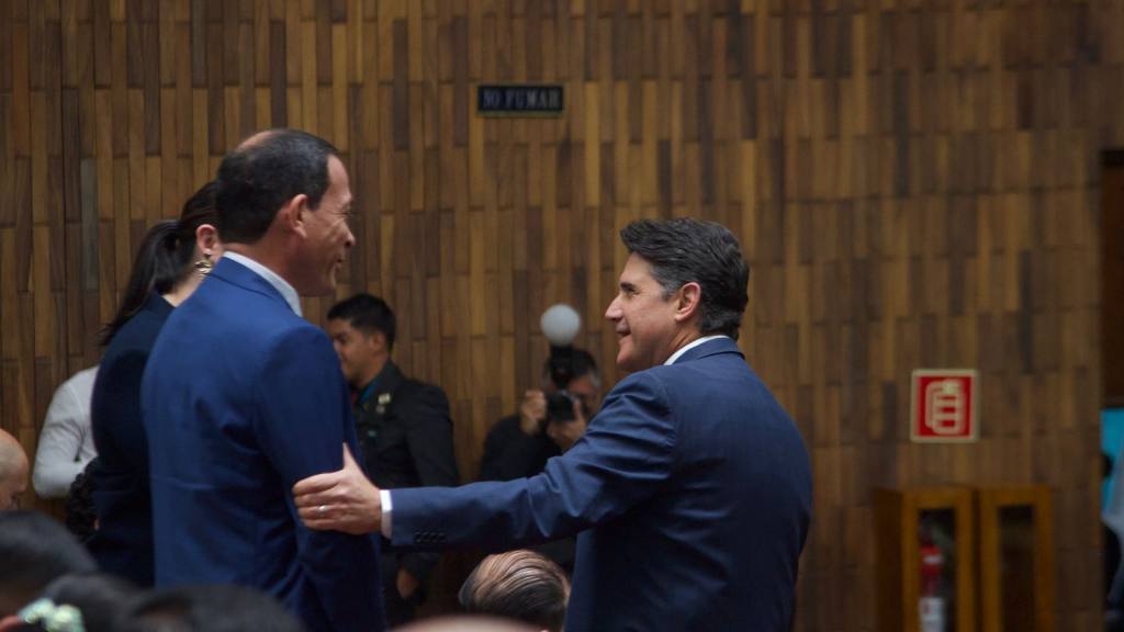 El alcalde capitalino, Ricardo Quiñónez, saluda a funcionarios en el Palacio de Justicia, antes de la ceremonia. | Omar Solís, Emisoras Unidas