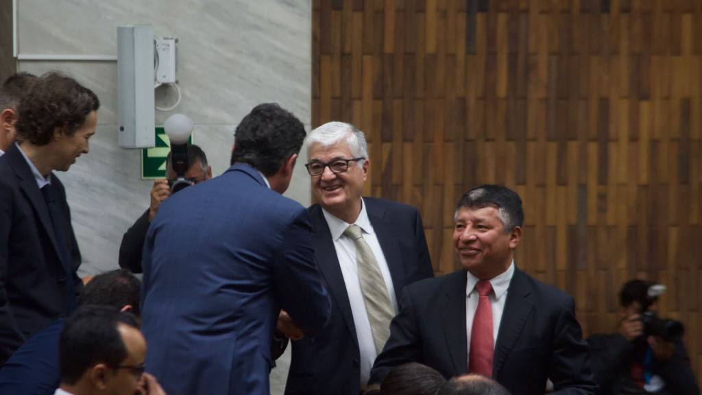 El exministro de Gobernación, Carlos Vielmann, saluda al alcalde capitalino, Ricardo Quiñónez. | Omar Solís, Emisoras Unidas