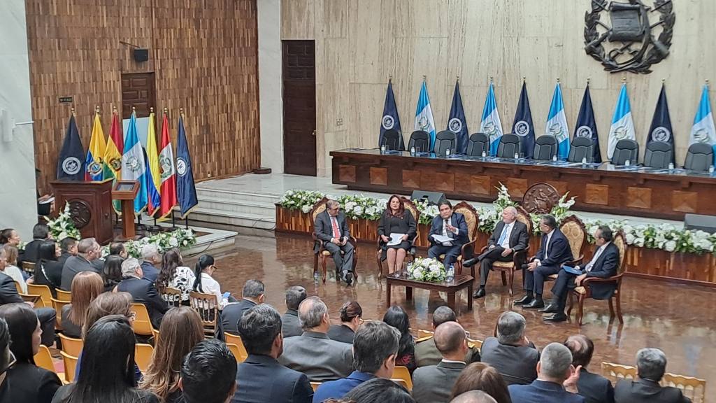 El conversatorio realizado previo a la ceremonia, con participación de funcionarios judiciales de Latinoamérica. | Omar Solís, Emisoras Unidas
