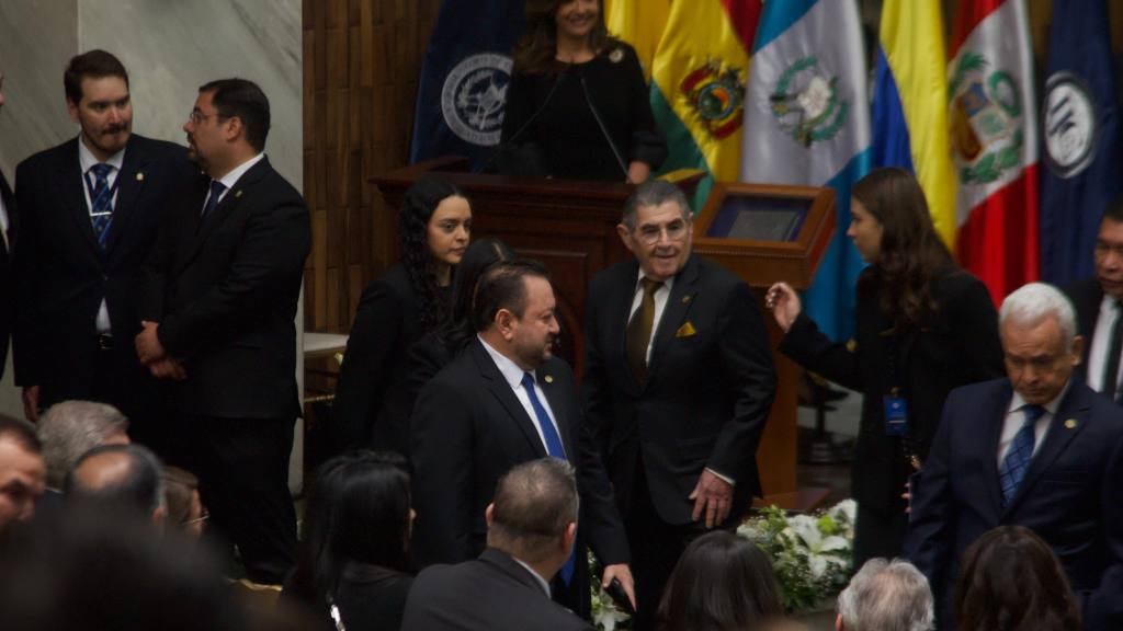 El rector de la Usac, Walter Mazariegos, asistió a la ceremonia. | Omar Solís, Emisoras Unidas