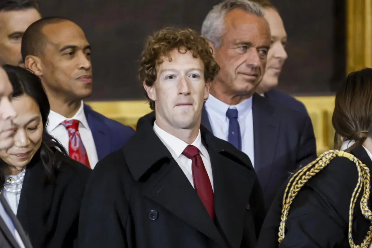 Fotografía de archivo del CEO de Meta y cofundador der Facebook, Mark Zuckerberg (C),  EFE/EPA/SHAWN THEW / POOL
