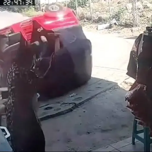 Aparatoso accidente de tuc tuc.  ,Captura de pantalla video X.