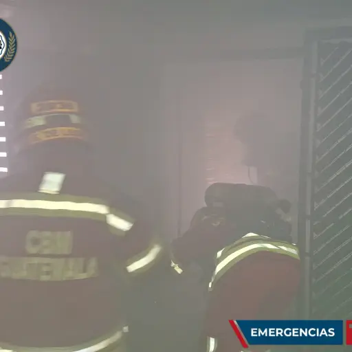 Personal de los Bomberos Municipales trabaja para apagar el incendio en el edificio de la zona 9. ,Bomberos Municipales