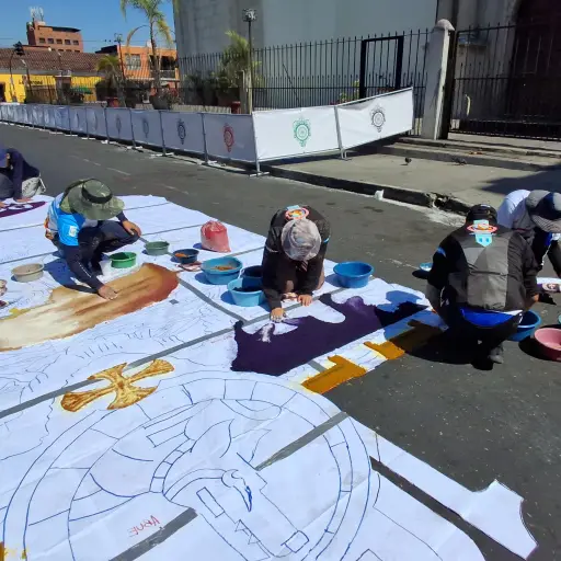 La artística alfombra de la Abuelita, que cumple 10 años, es elaborada para recibir la procesión de La Reseña. ,Alex Meoño/Emisoras Unidas