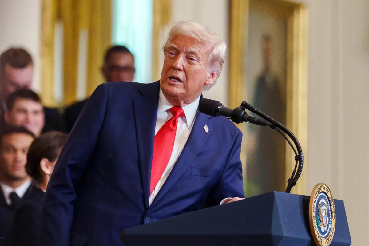 El presidente estadounidense, Donald Trump, firmó una orden ejecutiva que busca reducir los precios de los medicamentos, acelerar la aprobación de los productos genéricos y mejorar la eficiencia del programa de salud Medicare, con una concesión a las ,  EFE/EPA/WILL OLIVER
