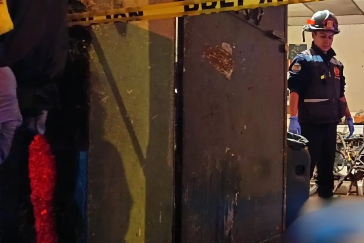 Una de las víctimas mortales quedó dentro de una vivienda del sector. Le calcularon unos 50 años., Bomberos Voluntarios.